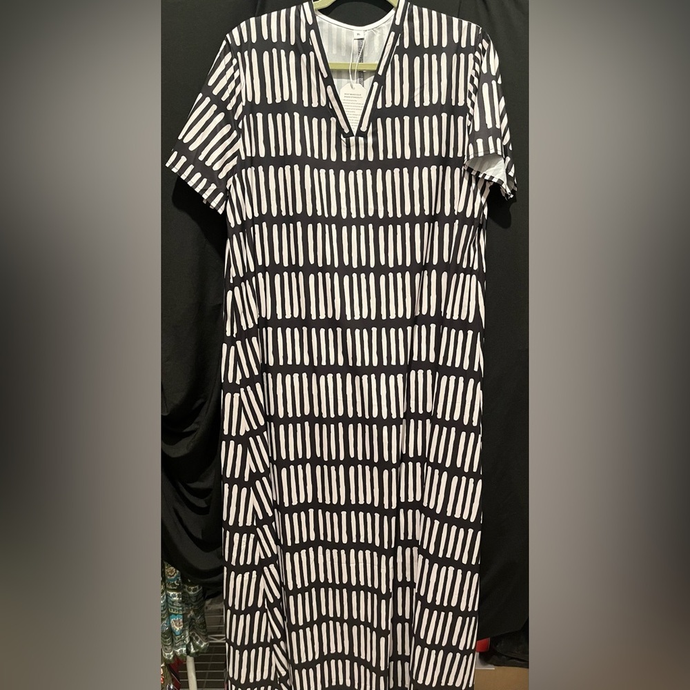 Modern Short Sleeve V-Neck Maxi Dress